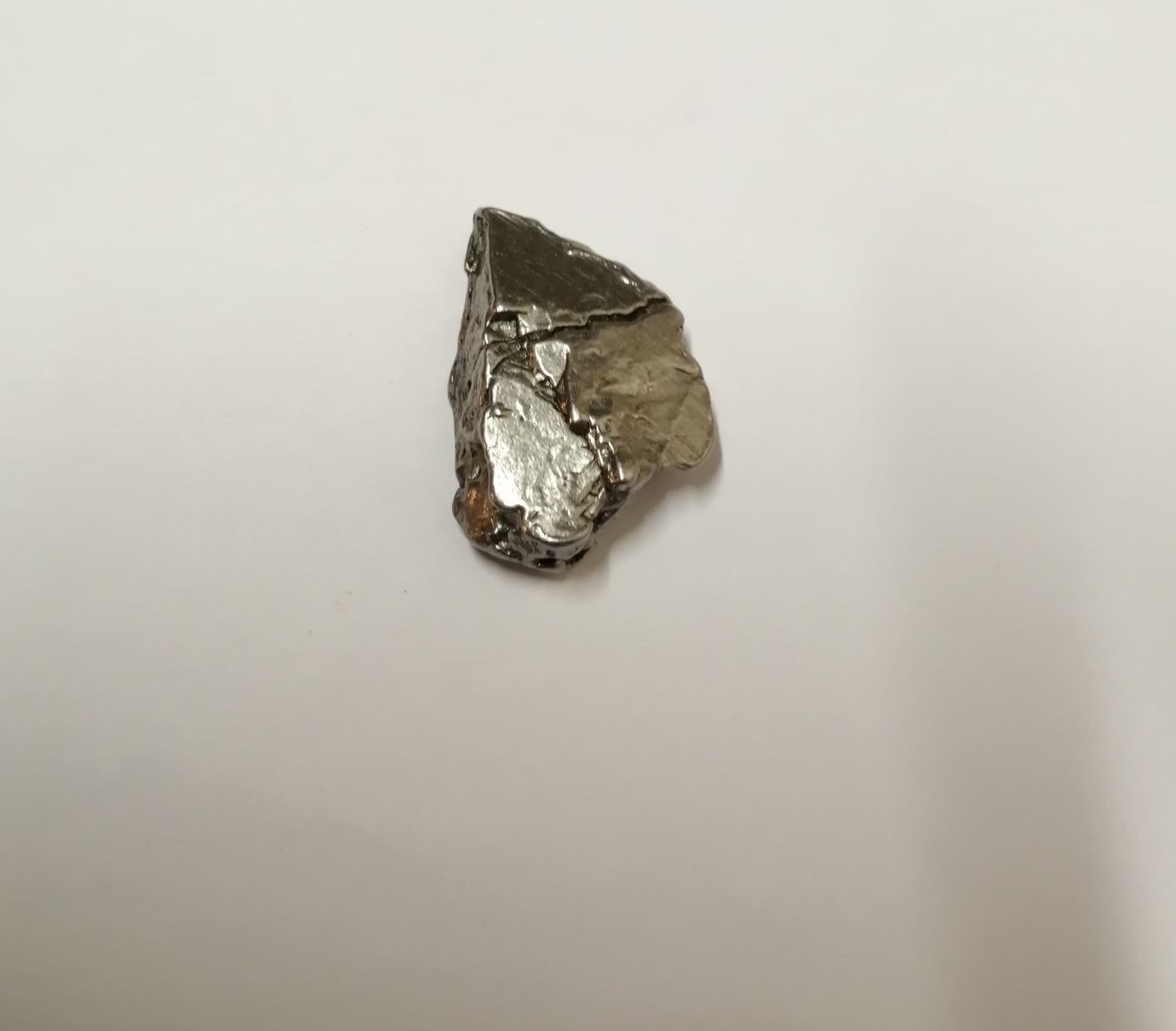 Météorite Campo Del Cielo - Fragment De Fer Sur Présentoir Bois - 4,5 Milliards D'années - Certifiée Authentique